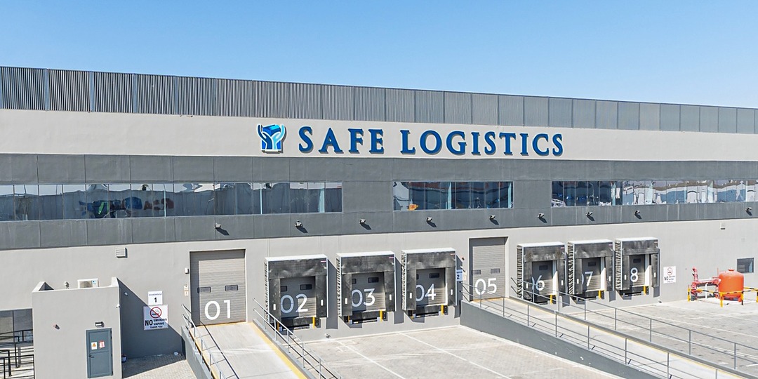 Logistics warehouse with cross-dock loading bays